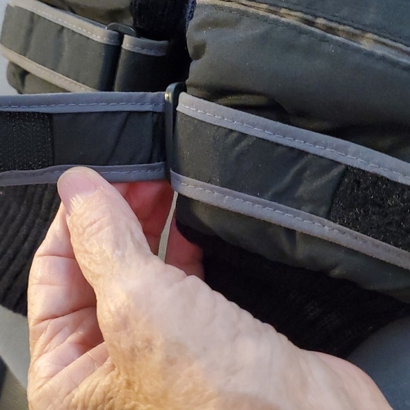 Mens Thinsulate winter gloves. With cuffs. Adjustable wrist strap. - Picture 4 of 8